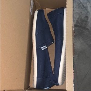 navy blue toms
